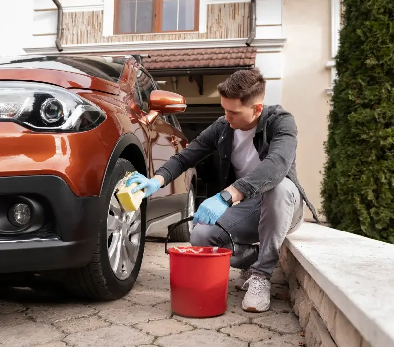 Lavage auto à domicile Paizay-le-Sec : professionnel intervenant sur un véhicule